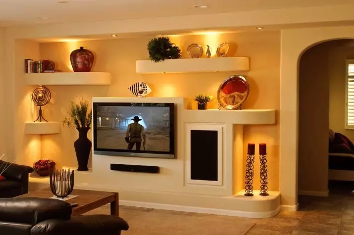 Parets sota el televisor a la sala d'estar (62 fotos): seleccioneu les parets amb TV d'un estil modern i modern. Models de guix sota el televisor gran al vestíbul i altres opcions 9761_34