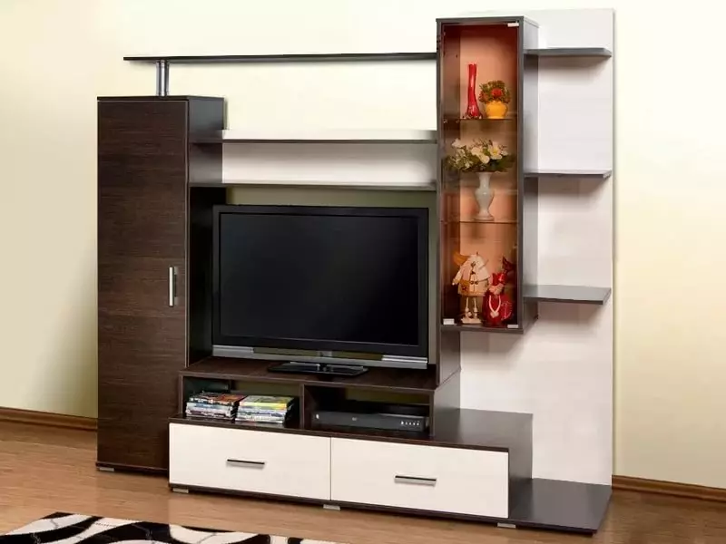 Parets sota el televisor a la sala d'estar (62 fotos): seleccioneu les parets amb TV d'un estil modern i modern. Models de guix sota el televisor gran al vestíbul i altres opcions 9761_36