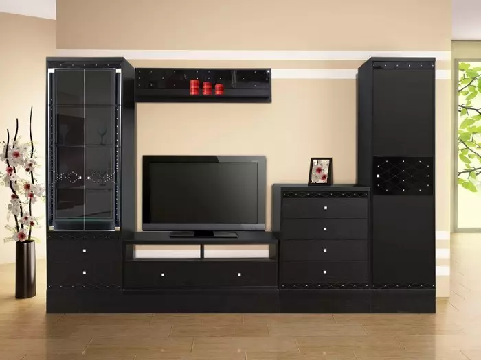 Стени под телевизора в хола (62 снимки): Изберете стените по телевизията в модерен и друг стил. Модели, изработени от гипсокартон под голямата телевизия в залата и други опции 9761_45
