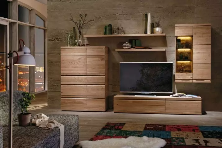 Parets sota el televisor a la sala d'estar (62 fotos): seleccioneu les parets amb TV d'un estil modern i modern. Models de guix sota el televisor gran al vestíbul i altres opcions 9761_51