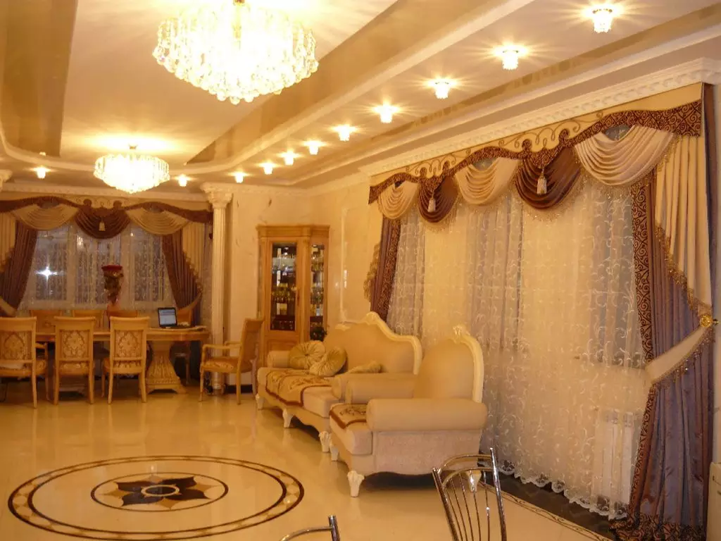 在古典风格的客厅里的窗帘（52张）：如何选择内部大厅的经典窗帘？设计的美丽例子 9767_20