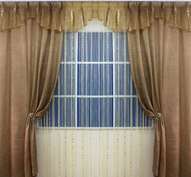 在古典风格的客厅里的窗帘（52张）：如何选择内部大厅的经典窗帘？设计的美丽例子 9767_22