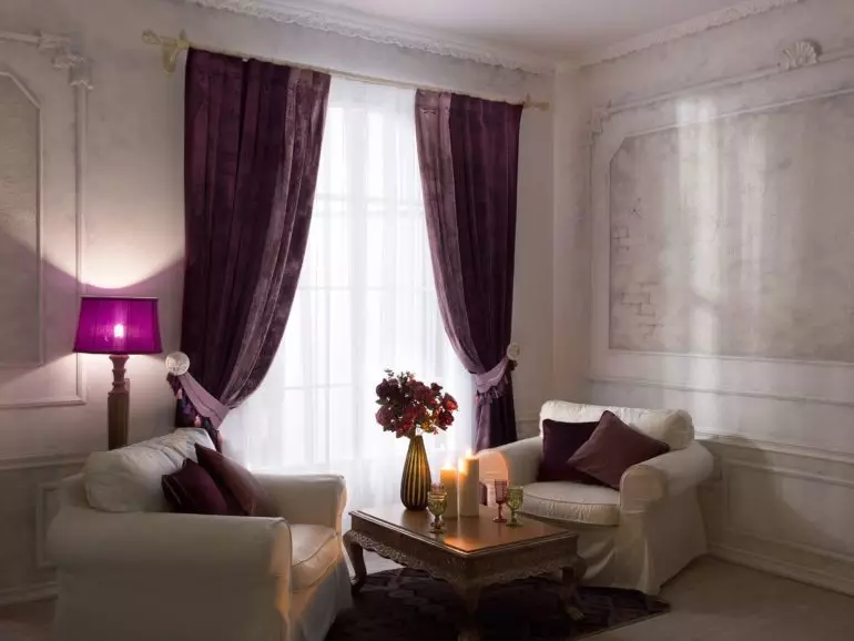 Cortines a la sala d'estar de l'estil clàssic (52 fotos): Com triar les cortines clàssiques per a la sala interior? Exemples de disseny bells 9767_23