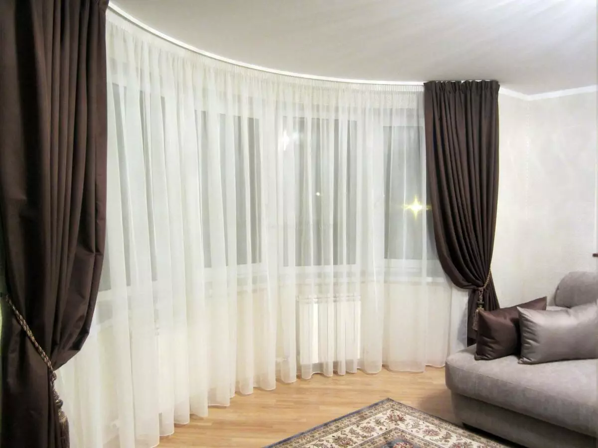 在古典风格的客厅里的窗帘（52张）：如何选择内部大厅的经典窗帘？设计的美丽例子 9767_26