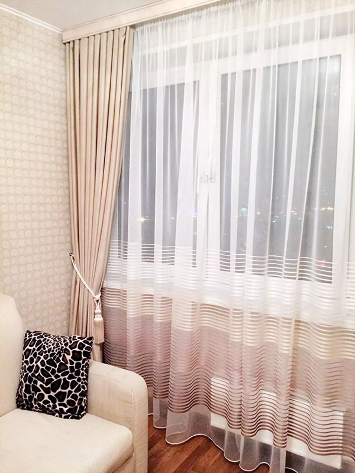 在古典风格的客厅里的窗帘（52张）：如何选择内部大厅的经典窗帘？设计的美丽例子 9767_27
