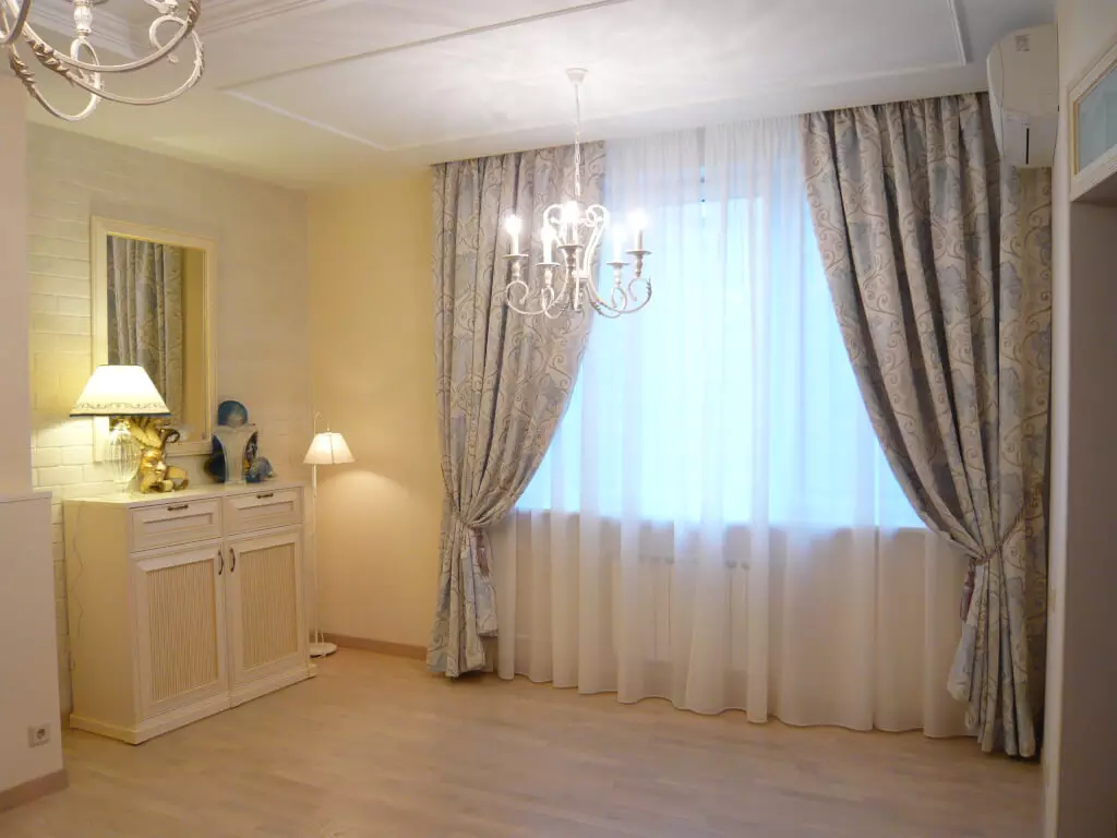 在古典风格的客厅里的窗帘（52张）：如何选择内部大厅的经典窗帘？设计的美丽例子 9767_43