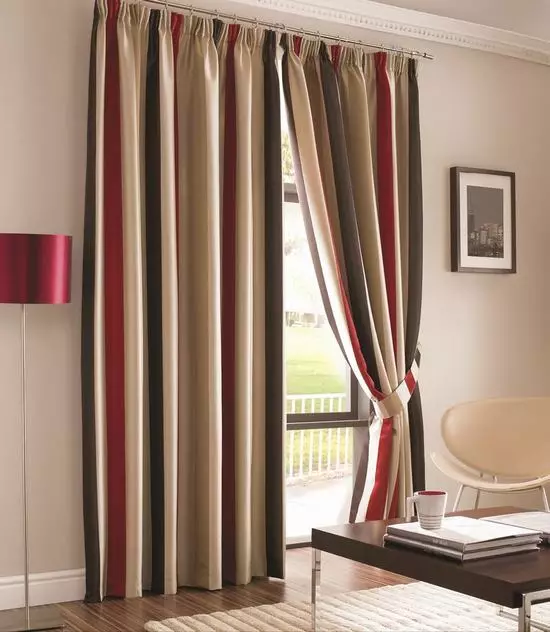 在古典风格的客厅里的窗帘（52张）：如何选择内部大厅的经典窗帘？设计的美丽例子 9767_45