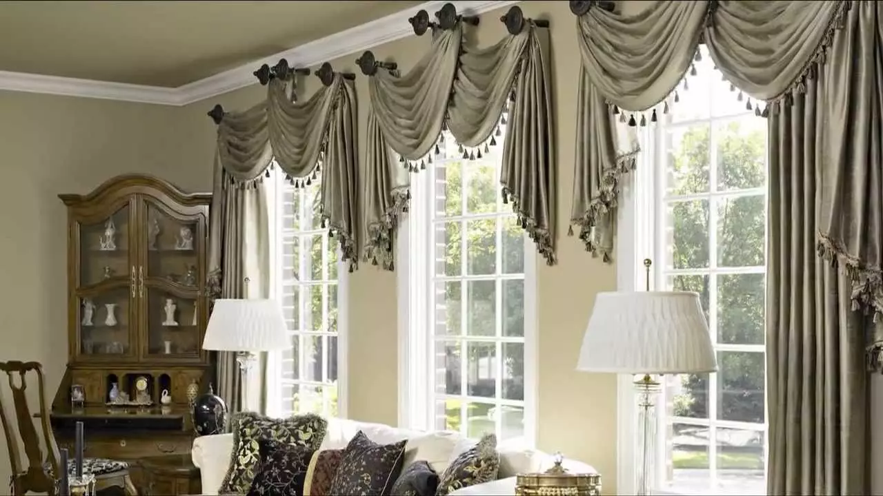 Cortines a la sala d'estar de l'estil clàssic (52 fotos): Com triar les cortines clàssiques per a la sala interior? Exemples de disseny bells 9767_7