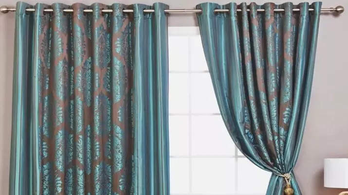 Turkizne zavese v notranjosti dnevne sobe (55 fotografij): Kombinacija turkiznih zaves s temnim, lahkim in bež notranjostjo, čudovitimi primeri oblikovanja 9770_17