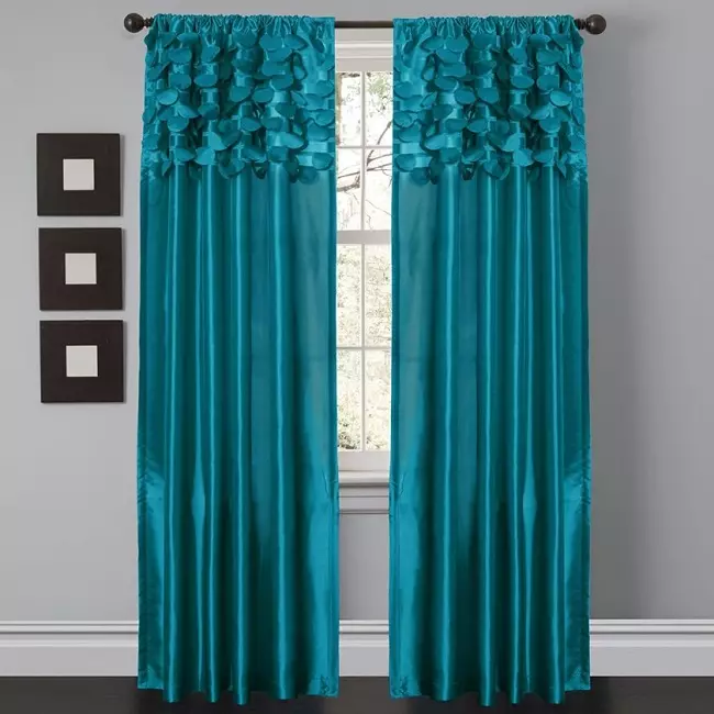 Cortinas turquesa en el interior de la sala de estar (55 fotos): una combinación de cortinas turquesas con un interior oscuro, ligero y beige, hermosos ejemplos de diseño 9770_18