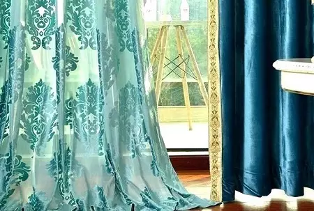 Turkos gardiner i vardagsrummet Inredning (55 bilder): En kombination av turkos gardiner med mörkt, lätt och beige interiör, vackra designexempel 9770_20