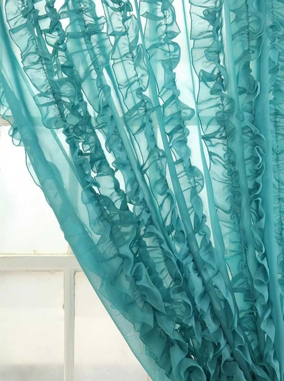 Turquoise завеси в интериора на дневна (55 снимки): комбинация от тюркоазени завеси с тъмно, светло бежово и интериор, красиви примери за дизайн 9770_22