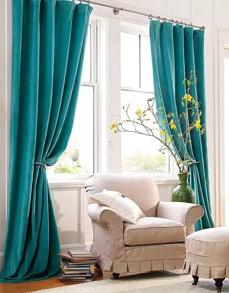 Turkis gardiner i stuen interiør (55 billeder): En kombination af turkis gardiner med et mørkt, let og beige interiør, smukke design eksempler 9770_24