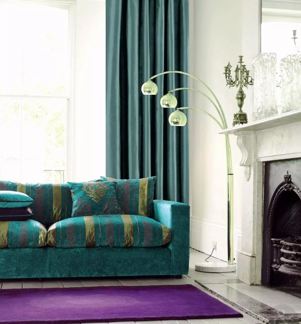 Бірюзові штори в інтер'єрі вітальні (55 фото): поєднання штор кольору бірюзи з темним, світлим і бежевим інтер'єром, красиві приклади дизайну 9770_25