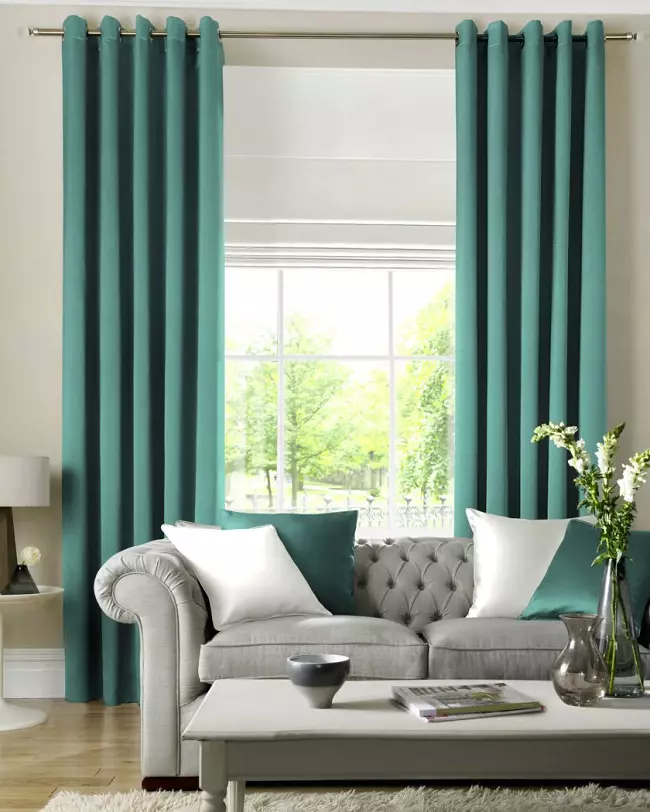 Бірюзові штори в інтер'єрі вітальні (55 фото): поєднання штор кольору бірюзи з темним, світлим і бежевим інтер'єром, красиві приклади дизайну 9770_27