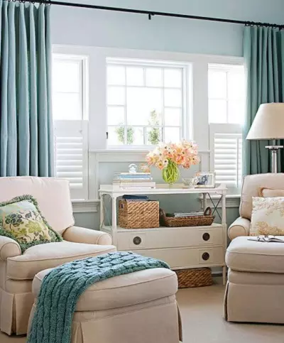Бірюзові штори в інтер'єрі вітальні (55 фото): поєднання штор кольору бірюзи з темним, світлим і бежевим інтер'єром, красиві приклади дизайну 9770_29