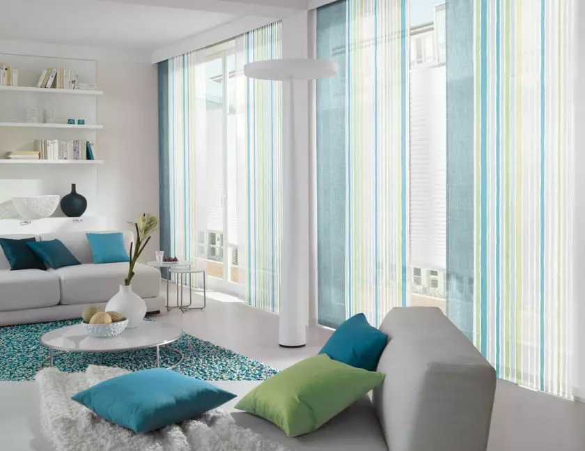 Cortinas turquesa en el interior de la sala de estar (55 fotos): una combinación de cortinas turquesas con un interior oscuro, ligero y beige, hermosos ejemplos de diseño 9770_3