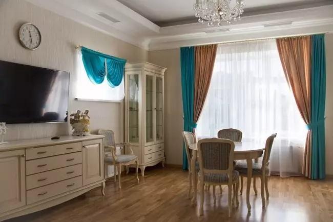 Бірюзові штори в інтер'єрі вітальні (55 фото): поєднання штор кольору бірюзи з темним, світлим і бежевим інтер'єром, красиві приклади дизайну 9770_34