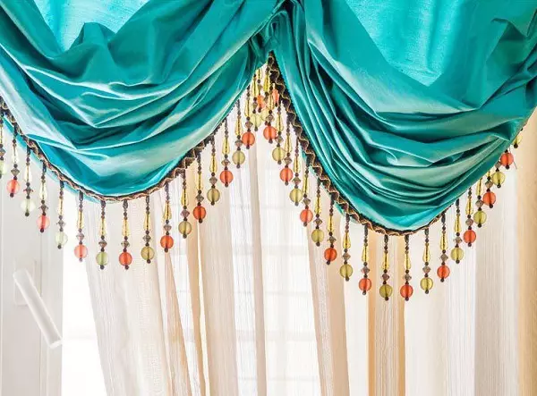 Cortinas turquesa en el interior de la sala de estar (55 fotos): una combinación de cortinas turquesas con un interior oscuro, ligero y beige, hermosos ejemplos de diseño 9770_38