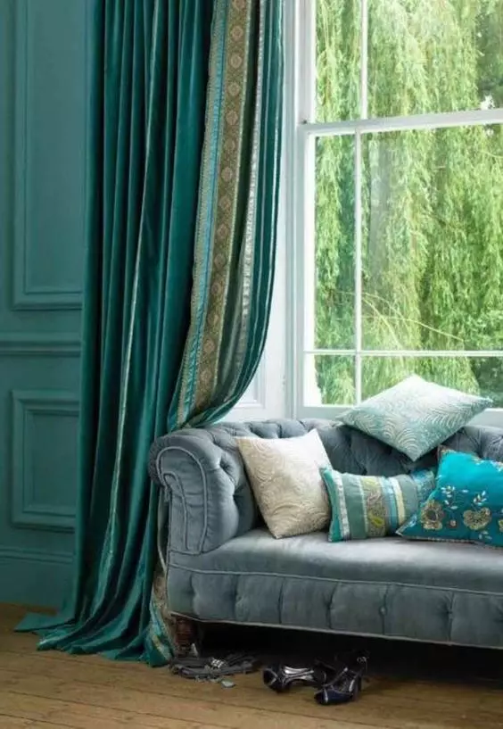 Бірюзові штори в інтер'єрі вітальні (55 фото): поєднання штор кольору бірюзи з темним, світлим і бежевим інтер'єром, красиві приклади дизайну 9770_39