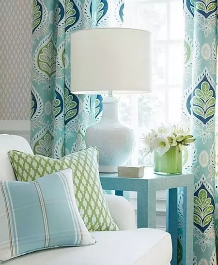 Бірюзові штори в інтер'єрі вітальні (55 фото): поєднання штор кольору бірюзи з темним, світлим і бежевим інтер'єром, красиві приклади дизайну 9770_42