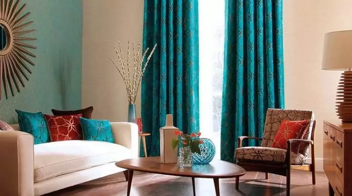 Kursên turquoise li odeya rûniştinê (55 wêne): Kombînasyona perdeyên turquoise bi navgîniya tarî, ronahî û bez, mînakên sêwirana bedew 9770_46
