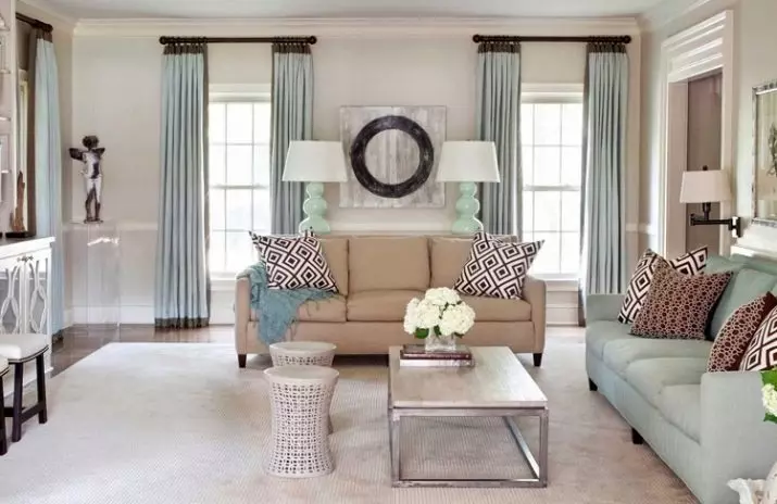 Бірюзові штори в інтер'єрі вітальні (55 фото): поєднання штор кольору бірюзи з темним, світлим і бежевим інтер'єром, красиві приклади дизайну 9770_48