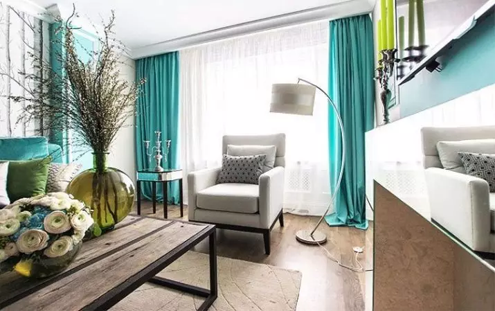 Cortinas turquesa en el interior de la sala de estar (55 fotos): una combinación de cortinas turquesas con un interior oscuro, ligero y beige, hermosos ejemplos de diseño 9770_5