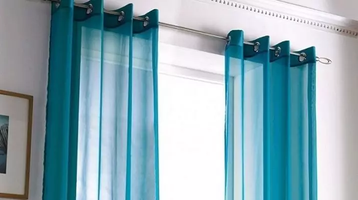 Бірюзові штори в інтер'єрі вітальні (55 фото): поєднання штор кольору бірюзи з темним, світлим і бежевим інтер'єром, красиві приклади дизайну 9770_55