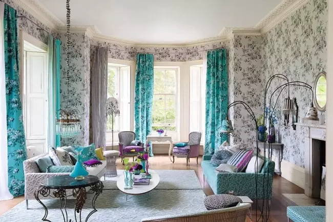 Turkos gardiner i vardagsrummet Inredning (55 bilder): En kombination av turkos gardiner med mörkt, lätt och beige interiör, vackra designexempel 9770_6