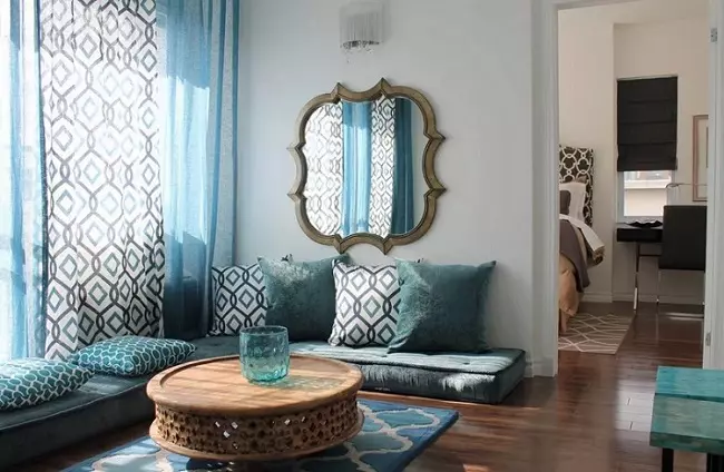 Turkos gardiner i vardagsrummet Inredning (55 bilder): En kombination av turkos gardiner med mörkt, lätt och beige interiör, vackra designexempel 9770_7