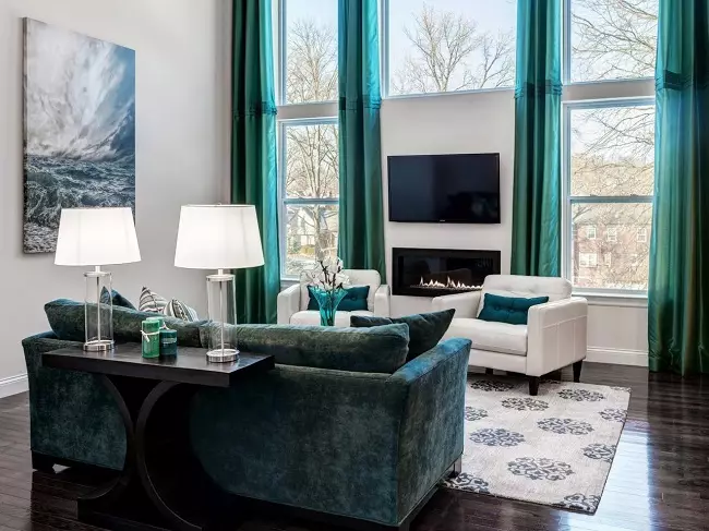 Tirkīza aizkari dzīvojamā istabā Interjers (55 fotoattēli): tirkīza aizkaru kombinācija ar tumšu, gaismu un bēša interjeru, skaisti dizaina piemēri 9770_9