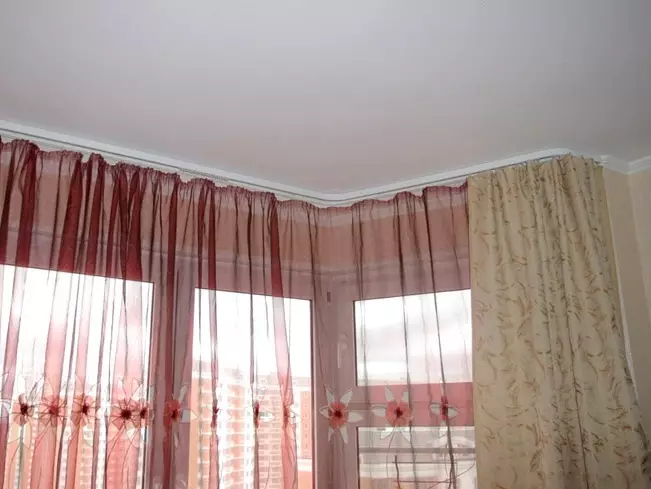 Штори в зал на стельовий карниз (40 фото): як вибрати штори для кутових карнизів в вітальню? Які бувають карнизи для штор? приклади інтер'єру 9775_21