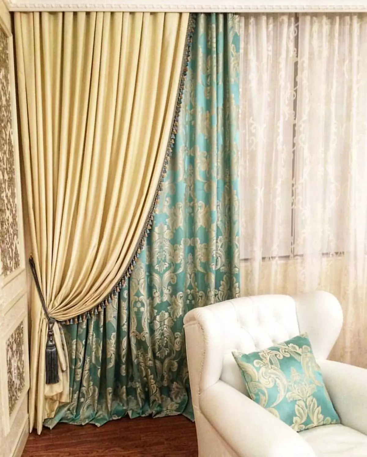 cortines dobles a la sala d'estar (42 imatges): tendències de disseny cortines de l'habitació. moderna de cafè i altres cortines dobles 9777_11