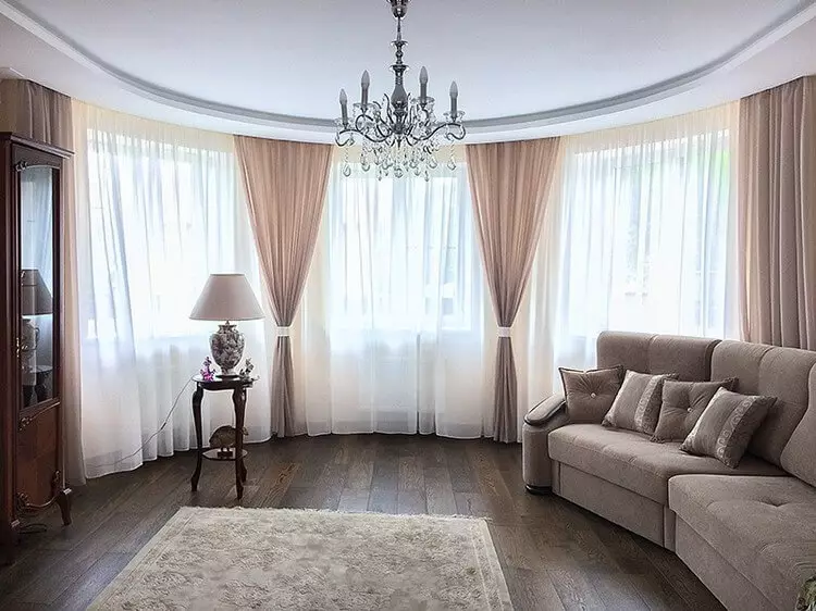 客厅里的窗帘（148张照片）：普通公寓的大厅里美丽的窗帘。什么应该是最佳的窗帘长度？最佳款式2021.村屋的丰富和简单的模型，带Lambrequins。普罗旺斯风格的窗帘应该合并什么？ 9778_10
