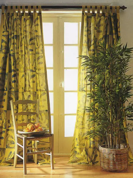 客厅里的窗帘（148张照片）：普通公寓的大厅里美丽的窗帘。什么应该是最佳的窗帘长度？最佳款式2021.村屋的丰富和简单的模型，带Lambrequins。普罗旺斯风格的窗帘应该合并什么？ 9778_101