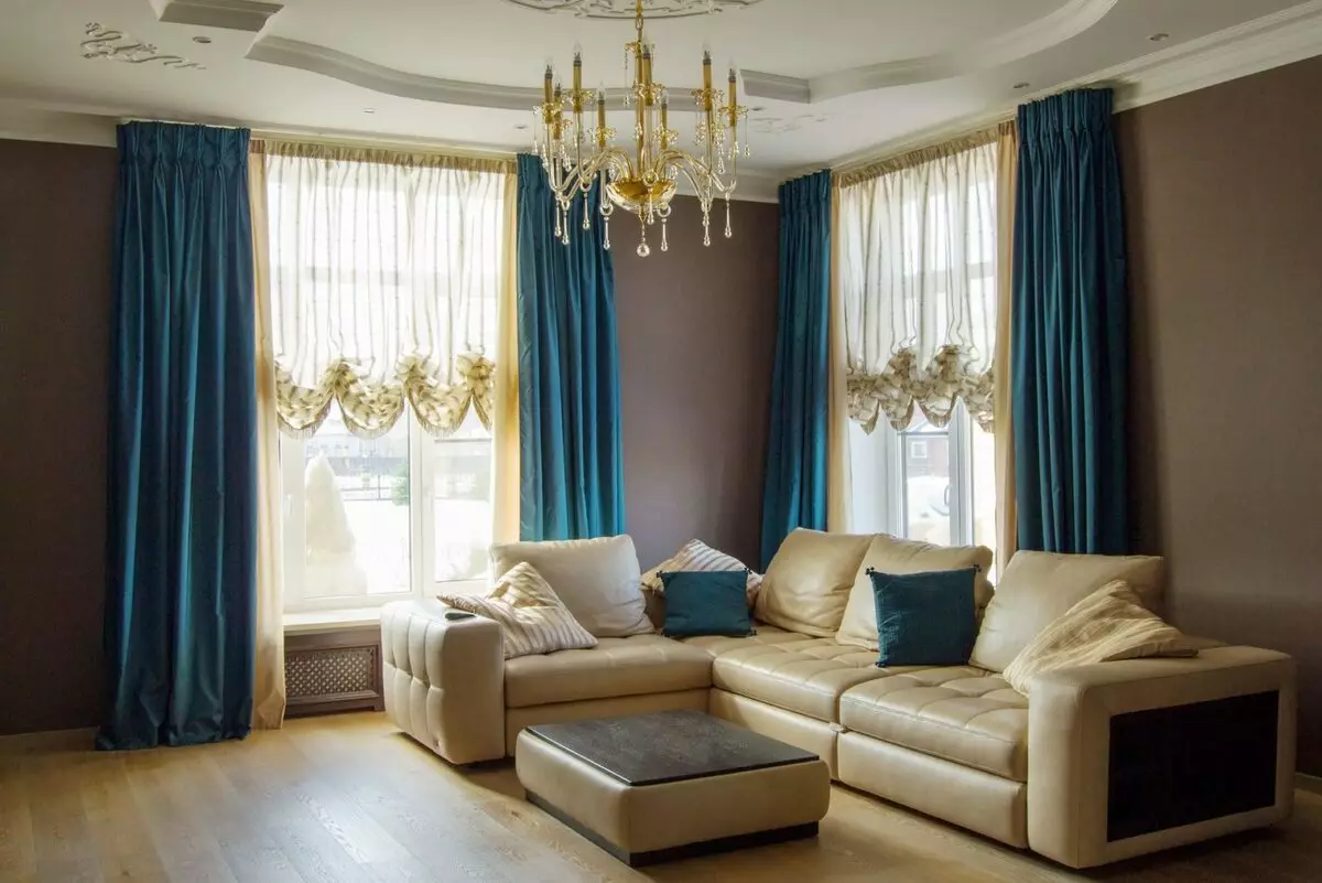 客厅里的窗帘（148张照片）：普通公寓的大厅里美丽的窗帘。什么应该是最佳的窗帘长度？最佳款式2021.村屋的丰富和简单的模型，带Lambrequins。普罗旺斯风格的窗帘应该合并什么？ 9778_107