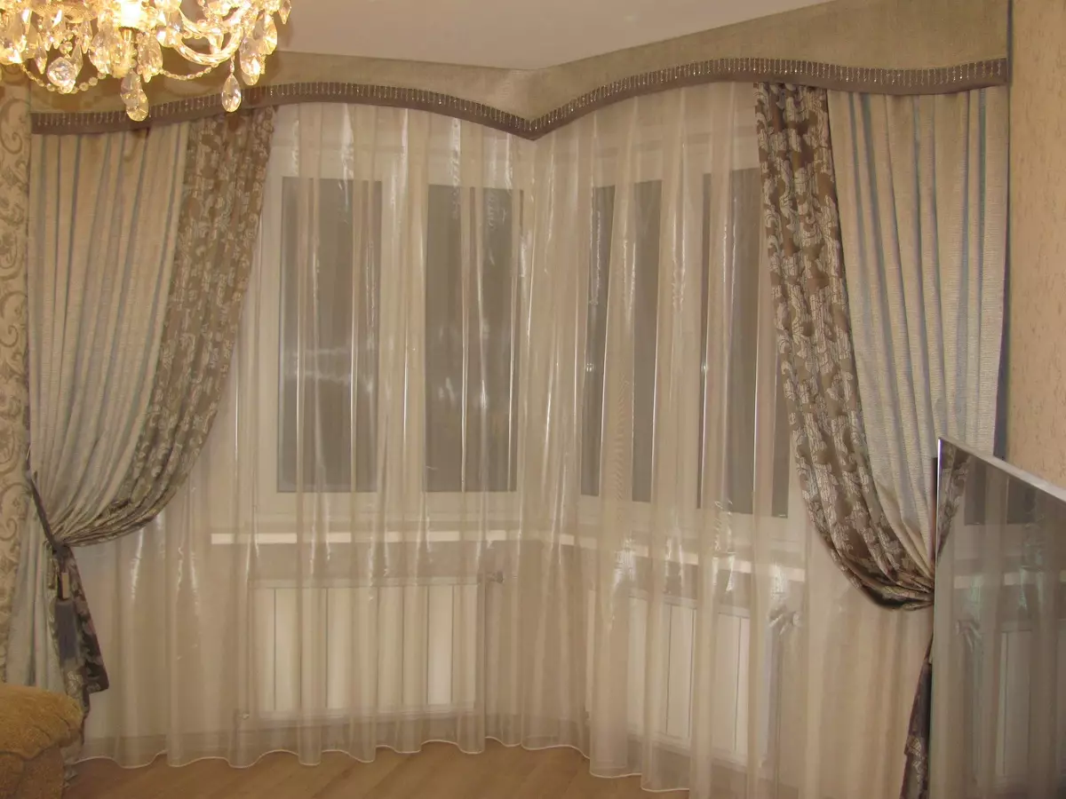 客廳裡的窗簾（148張照片）：普通公寓的大廳里美麗的窗簾。什麼應該是最佳的窗簾長度？最佳款式2021.村屋的豐富和簡單的模型，帶Lambrequins。普羅旺斯風格的窗簾應該合併什麼？ 9778_117
