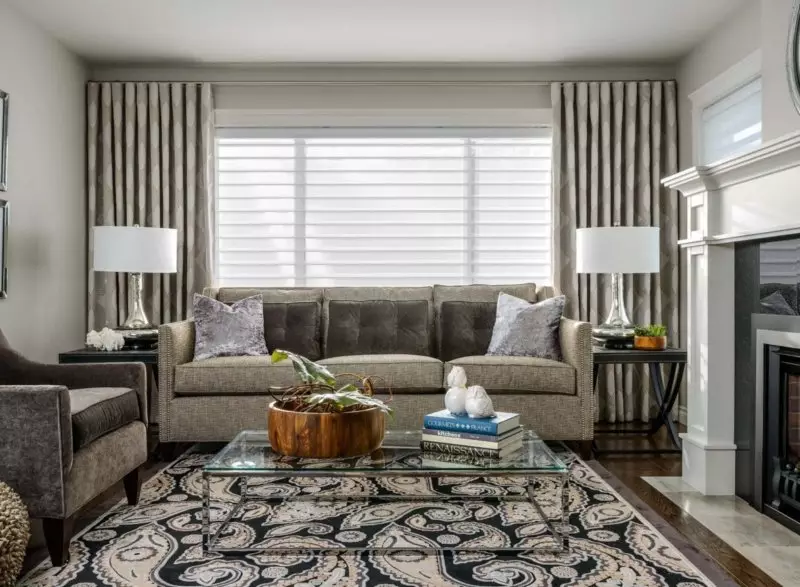 客廳裡的窗簾（148張照片）：普通公寓的大廳里美麗的窗簾。什麼應該是最佳的窗簾長度？最佳款式2021.村屋的豐富和簡單的模型，帶Lambrequins。普羅旺斯風格的窗簾應該合併什麼？ 9778_124