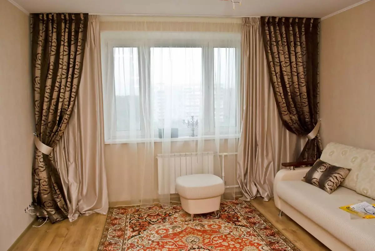 客厅里的窗帘（148张照片）：普通公寓的大厅里美丽的窗帘。什么应该是最佳的窗帘长度？最佳款式2021.村屋的丰富和简单的模型，带Lambrequins。普罗旺斯风格的窗帘应该合并什么？ 9778_14
