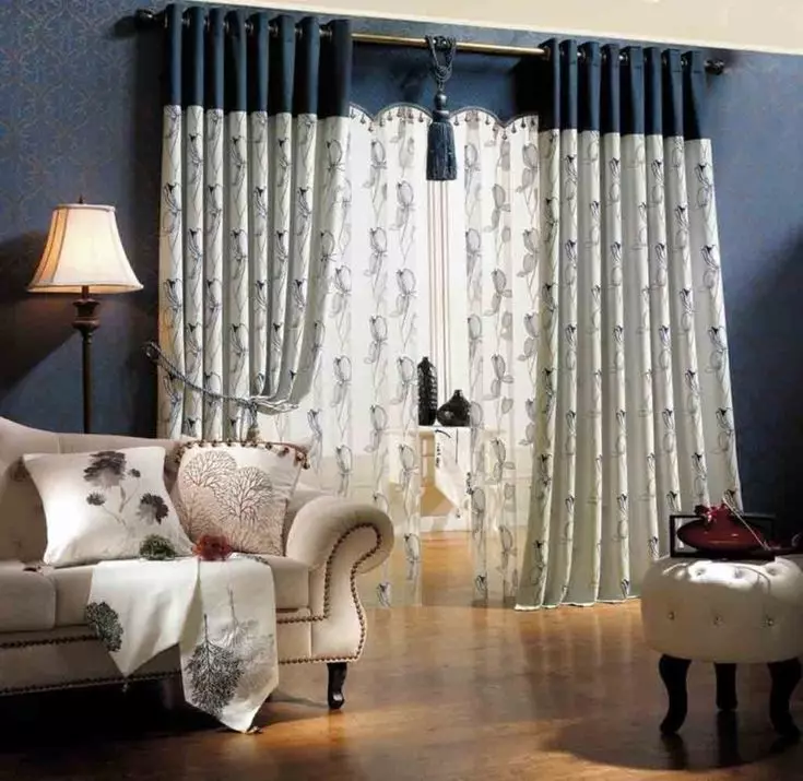 客厅里的窗帘（148张照片）：普通公寓的大厅里美丽的窗帘。什么应该是最佳的窗帘长度？最佳款式2021.村屋的丰富和简单的模型，带Lambrequins。普罗旺斯风格的窗帘应该合并什么？ 9778_140