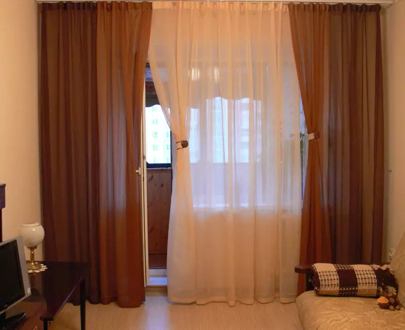 客厅里的窗帘（148张照片）：普通公寓的大厅里美丽的窗帘。什么应该是最佳的窗帘长度？最佳款式2021.村屋的丰富和简单的模型，带Lambrequins。普罗旺斯风格的窗帘应该合并什么？ 9778_141
