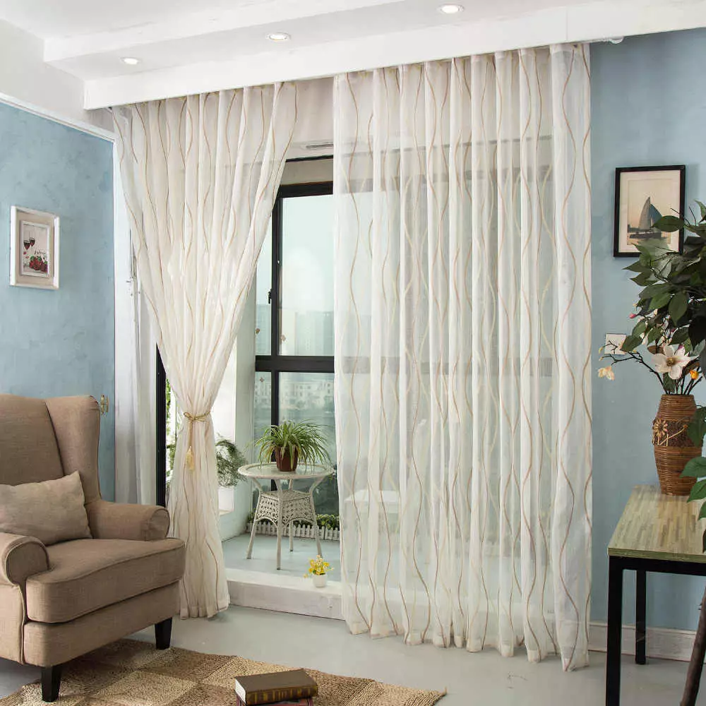 客厅里的窗帘（148张照片）：普通公寓的大厅里美丽的窗帘。什么应该是最佳的窗帘长度？最佳款式2021.村屋的丰富和简单的模型，带Lambrequins。普罗旺斯风格的窗帘应该合并什么？ 9778_142