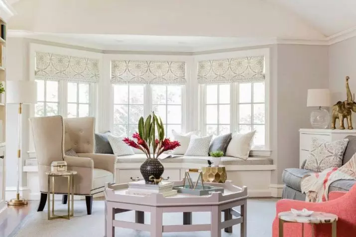 客廳裡的窗簾（148張照片）：普通公寓的大廳里美麗的窗簾。什麼應該是最佳的窗簾長度？最佳款式2021.村屋的豐富和簡單的模型，帶Lambrequins。普羅旺斯風格的窗簾應該合併什麼？ 9778_143