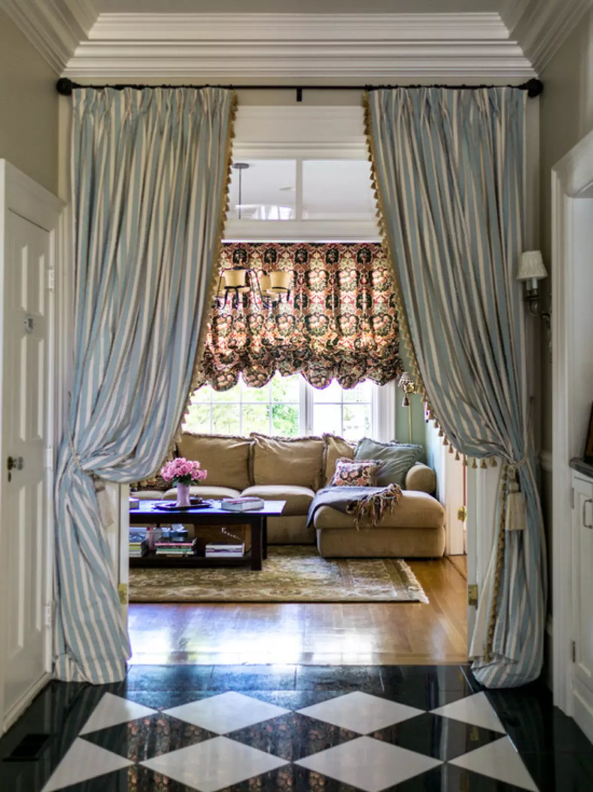 客厅里的窗帘（148张照片）：普通公寓的大厅里美丽的窗帘。什么应该是最佳的窗帘长度？最佳款式2021.村屋的丰富和简单的模型，带Lambrequins。普罗旺斯风格的窗帘应该合并什么？ 9778_16