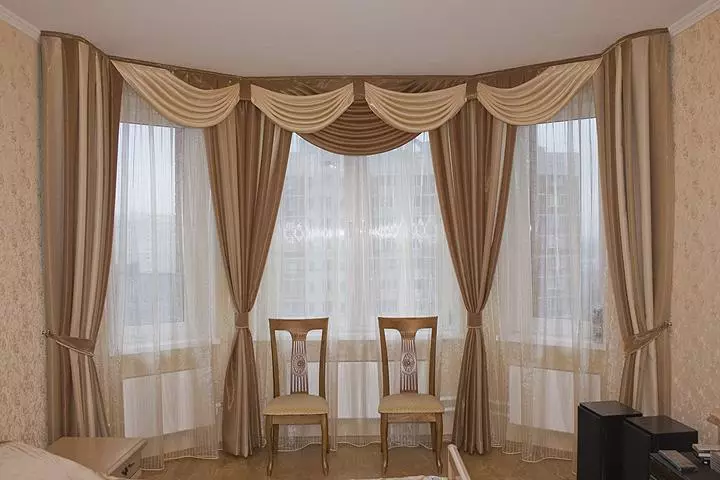 客厅里的窗帘（148张照片）：普通公寓的大厅里美丽的窗帘。什么应该是最佳的窗帘长度？最佳款式2021.村屋的丰富和简单的模型，带Lambrequins。普罗旺斯风格的窗帘应该合并什么？ 9778_17