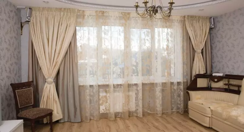 Curtains in the living room (148 photos): Beautiful curtains in the hall of the ordinary apartment. What should be the optimal curtain length? The best styles 2021. Rich and simple models for the village house, with lambrequins. What should the curtains in the style of Provence be combined? 9778_19