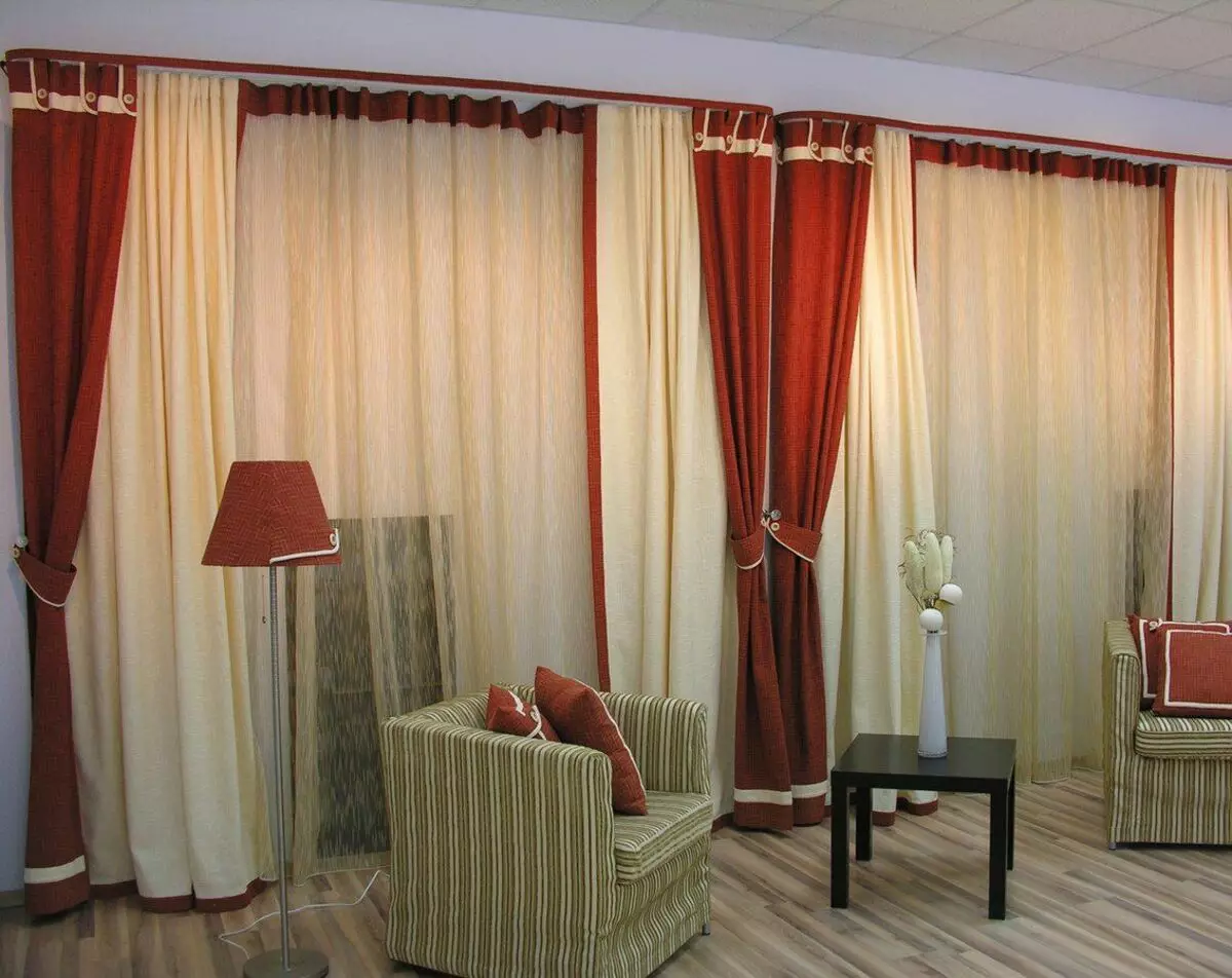 客厅里的窗帘（148张照片）：普通公寓的大厅里美丽的窗帘。什么应该是最佳的窗帘长度？最佳款式2021.村屋的丰富和简单的模型，带Lambrequins。普罗旺斯风格的窗帘应该合并什么？ 9778_22