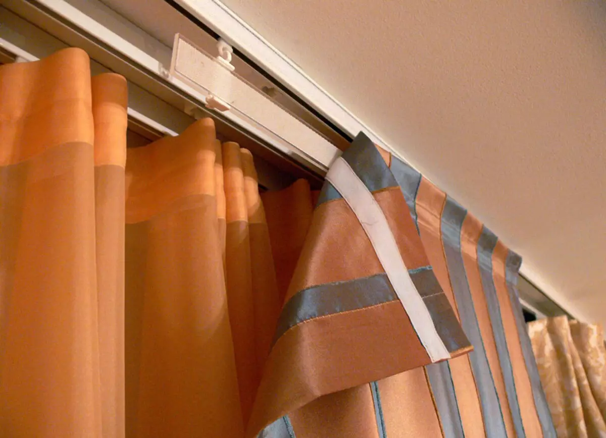 客厅里的窗帘（148张照片）：普通公寓的大厅里美丽的窗帘。什么应该是最佳的窗帘长度？最佳款式2021.村屋的丰富和简单的模型，带Lambrequins。普罗旺斯风格的窗帘应该合并什么？ 9778_28