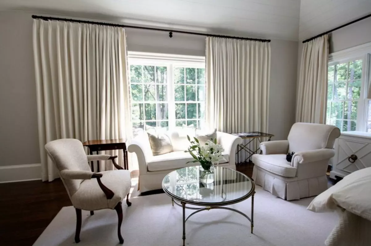 客廳裡的窗簾（148張照片）：普通公寓的大廳里美麗的窗簾。什麼應該是最佳的窗簾長度？最佳款式2021.村屋的豐富和簡單的模型，帶Lambrequins。普羅旺斯風格的窗簾應該合併什麼？ 9778_30